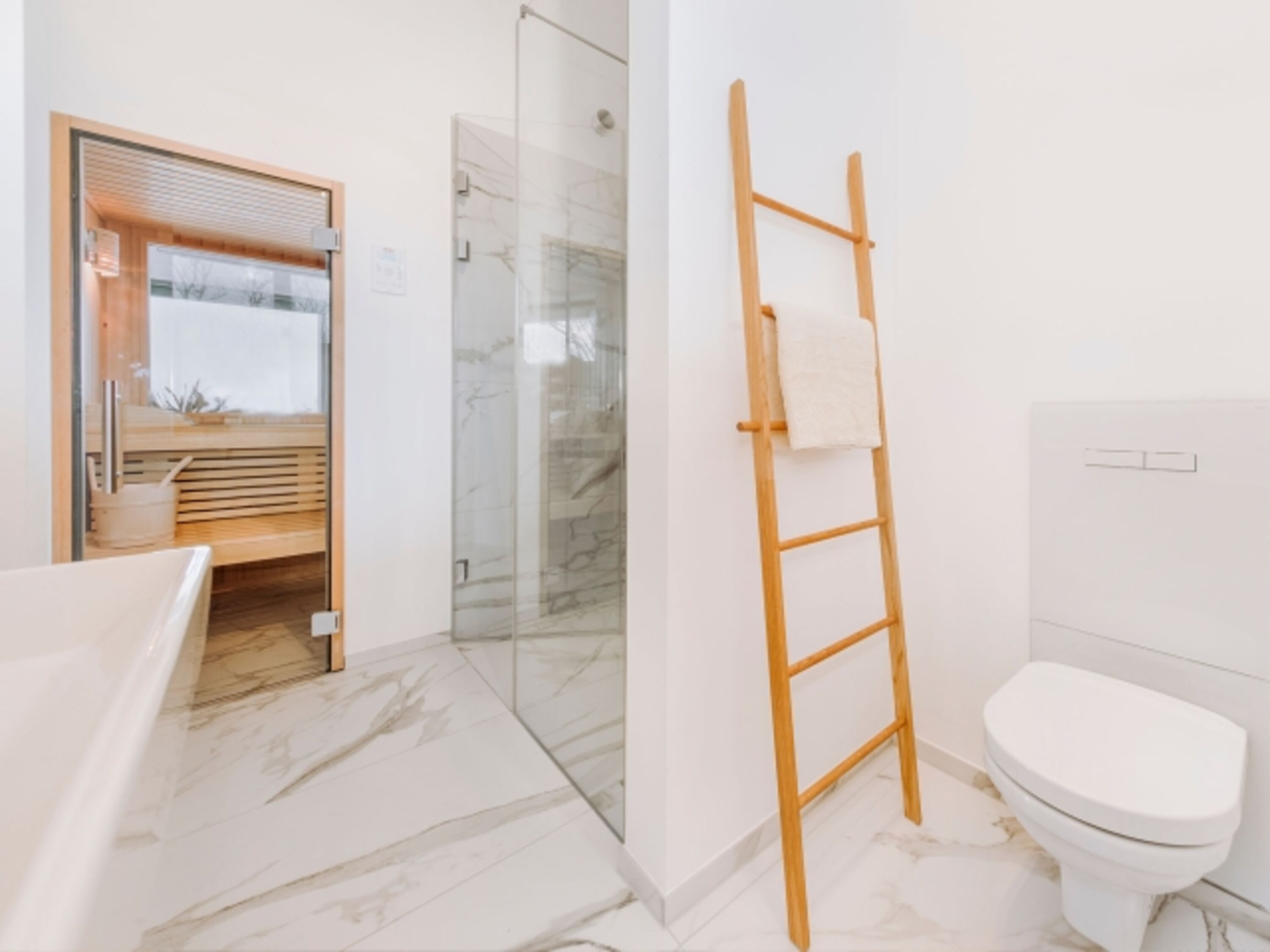 Badezimmer mit ebenerdiger Dusche