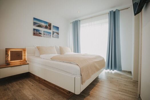 Schickes Schlafzimmer mit Doppelbett