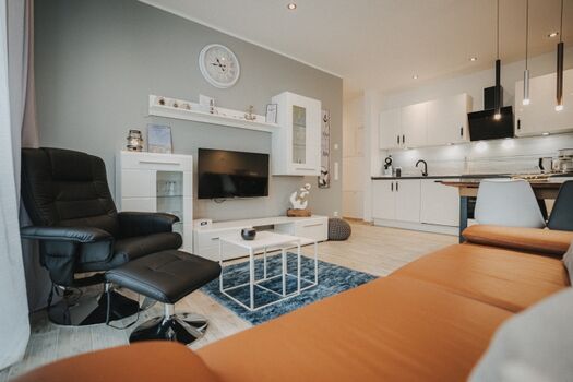 Moderne Einrichtung in maritimen Farben