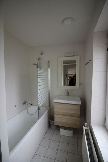 Bad unten mit Badewanne