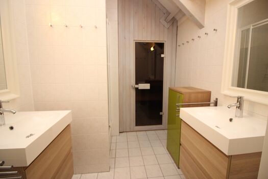 Bad oben mit Sauna, Dusche und 2 Waschbecken 
