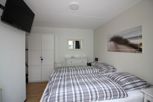 Schlafzimmer unten mit TV