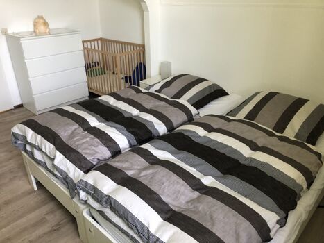 Schlafzimmer 2 oben mit Kindergitterbett