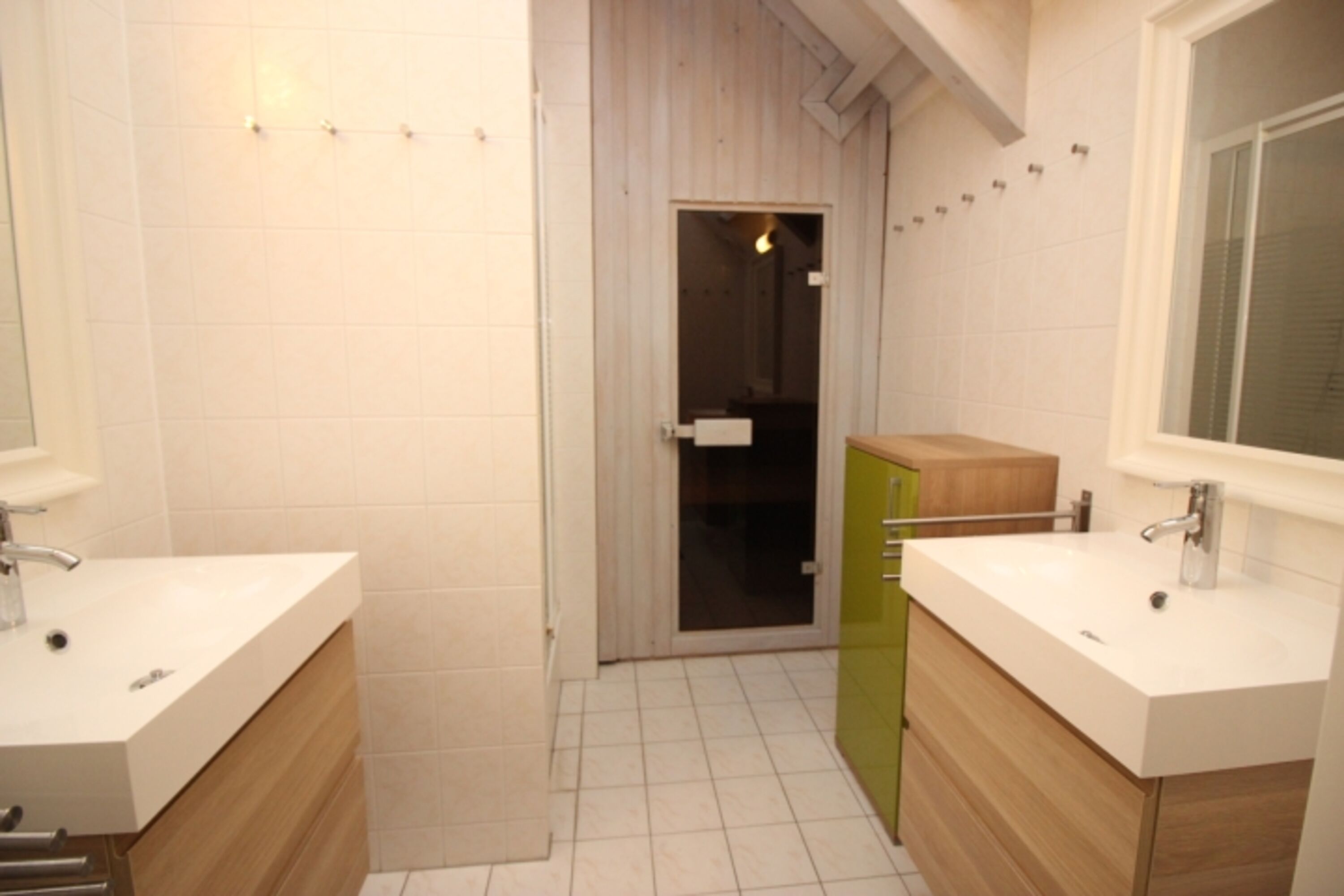 Bad oben mit Sauna, Dusche und 2 Waschbecken 