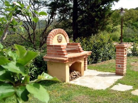 Handwerklich hergestellter toskanischer gemauerter Grill