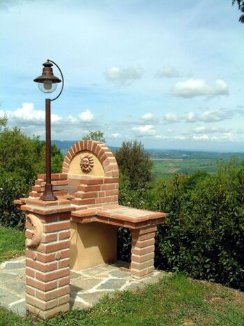 Handwerklich hergestellter toskanischer gemauerter Grill