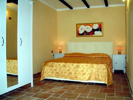 Schlafzimmer mit Doppelbett