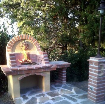 Handwerklich hergestellter toskanischer gemauerter Grill