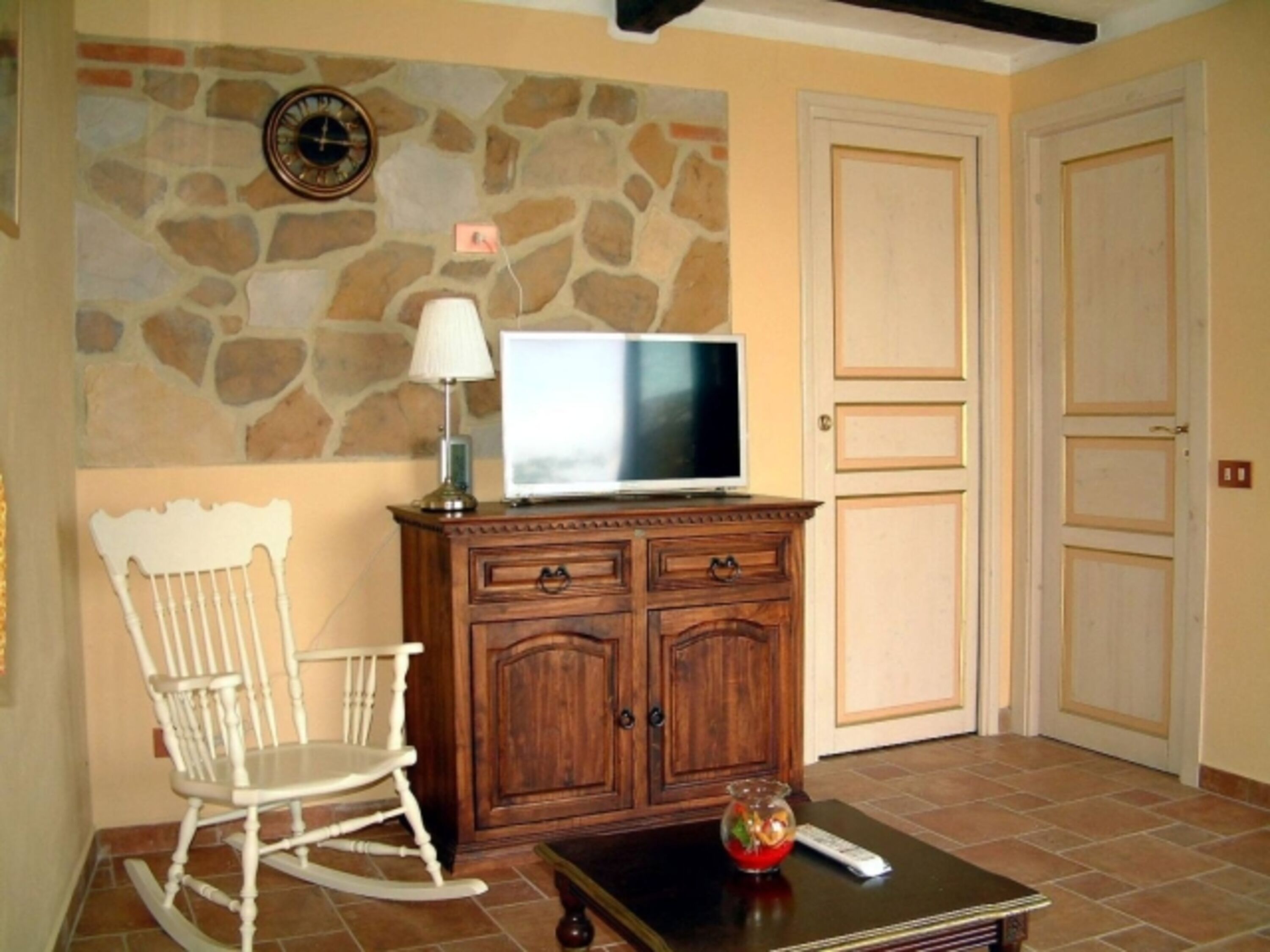 Rustikales toskanisches Wohnzimmer, Tv SAT