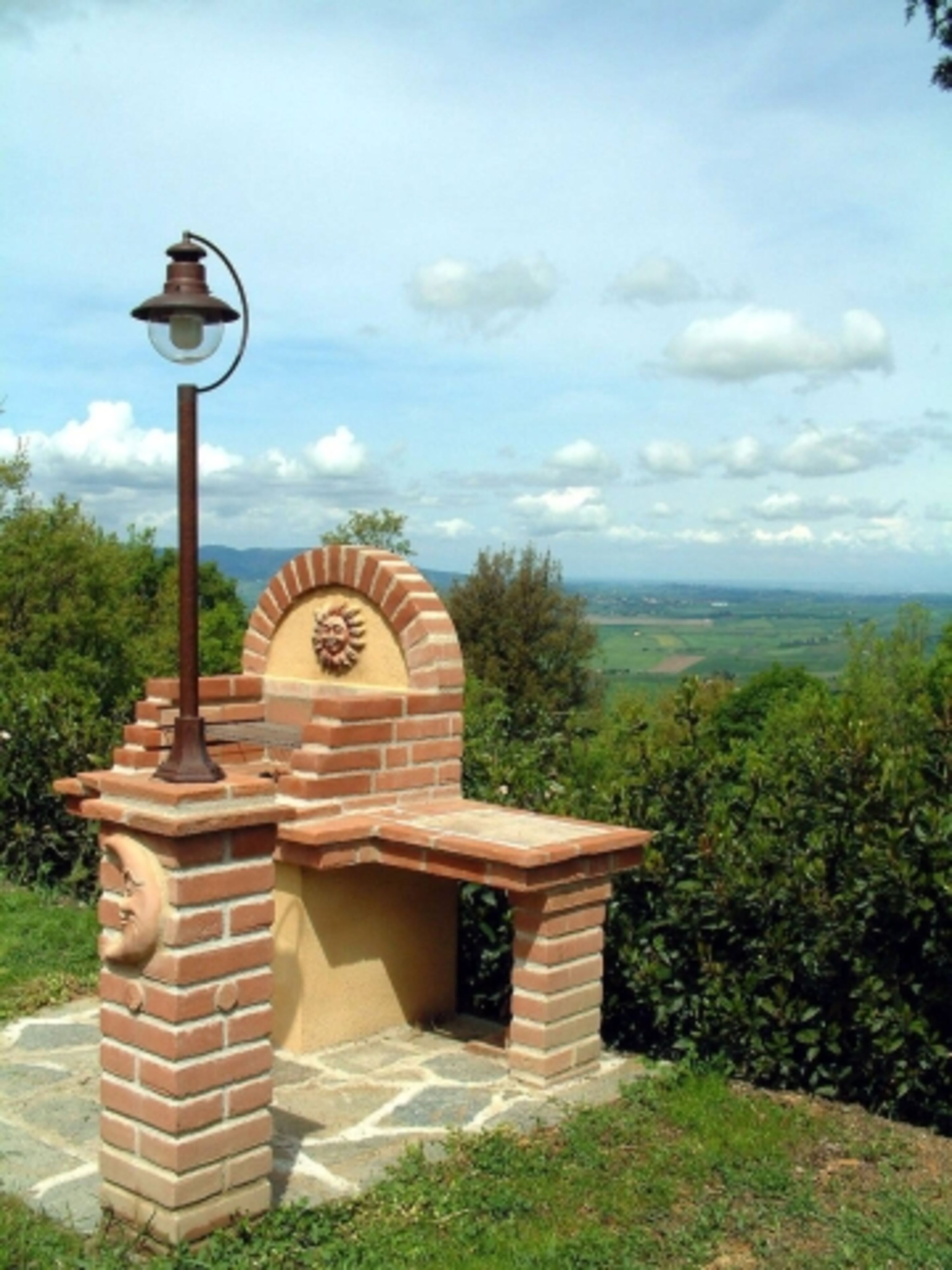 Handwerklich hergestellter toskanischer gemauerter Grill