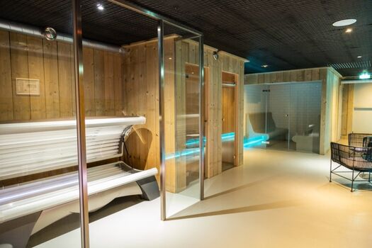 sowie einen Wellness-Bereich