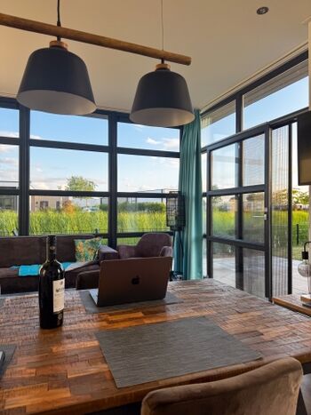 bietet eine tolle Aussicht auf das Wasser aus dem Wohnzimmer