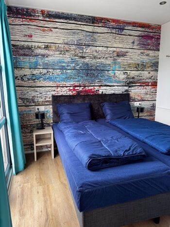 ein frisch renoviertes Schlafzimmer mit Doppelbett