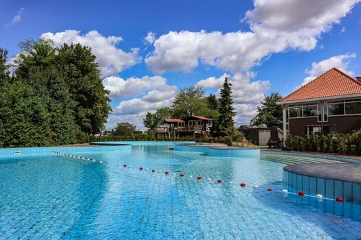 In der warmen Jahreszeit bietet der Park ein Freibad