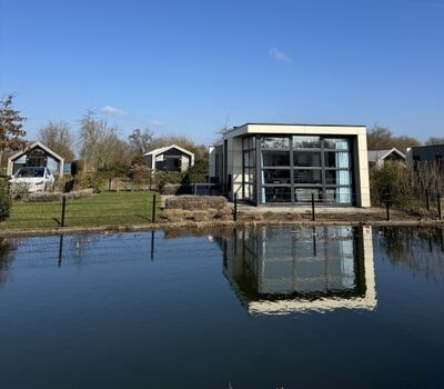 und direkt am Wasserlauf des Parks