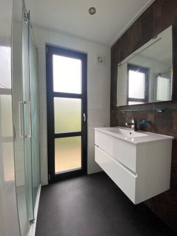 und ein großes Waschbecken