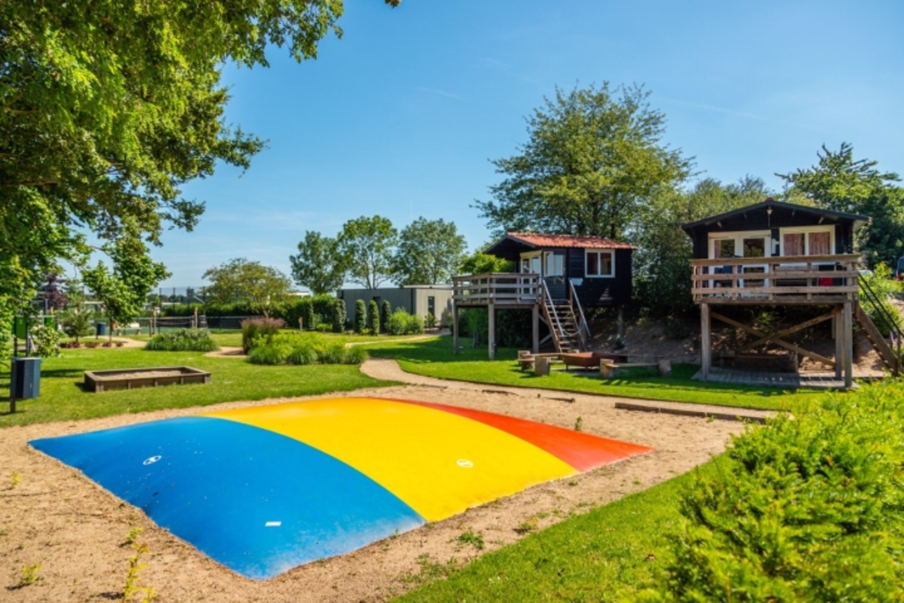 mit großem Spielplatz