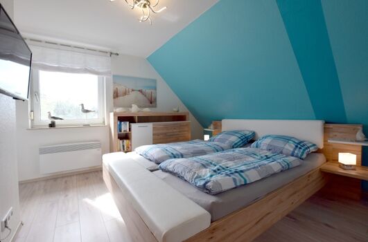 das Schlafzimmer mit TV