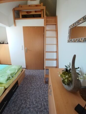 Schlafzimmer 3 mit Treppe zur Dachspitze