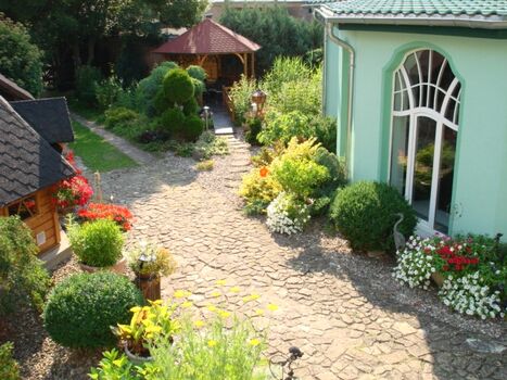 Schwimmhalle,Teichterrasse und Grillkota