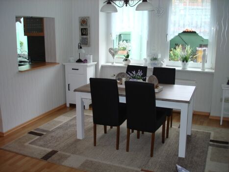 Essecke im Wohnzimmer mit Durchreiche zur Küche