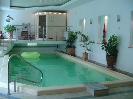 Schwimmhalle mit Sauna.Geöffnet von 10:00 Uhr bis 20:00 Uhr.