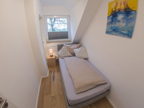 Kleines Schlafzimmer mit Einzelbett