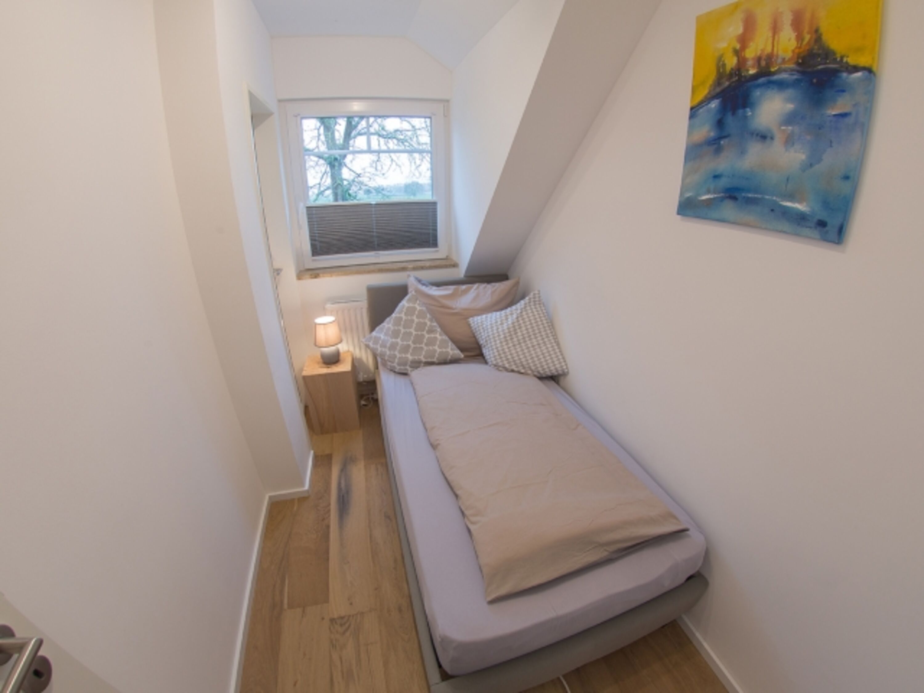 Kleines Schlafzimmer mit Einzelbett
