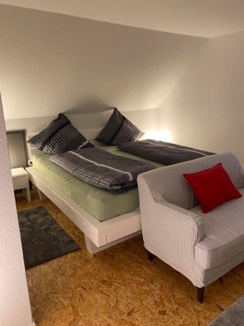 Schlafzimmer mit Ehebett