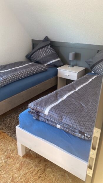 Schlafzimmer mit zwei 90x200cm Betten