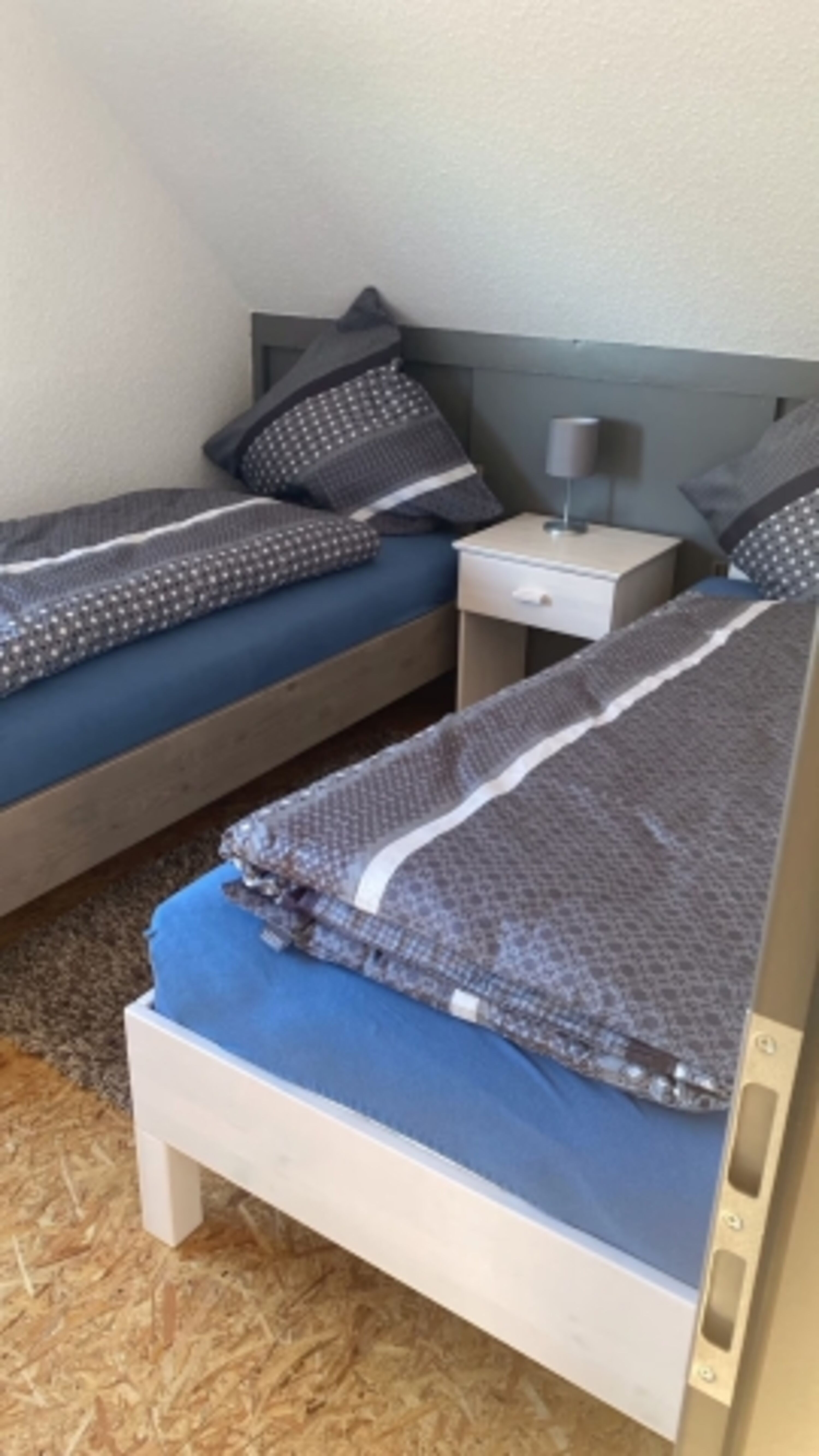 Schlafzimmer mit zwei 90x200cm Betten