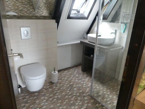 Moderne Walk Inn Regendusche mit hochwertigen Fliesen