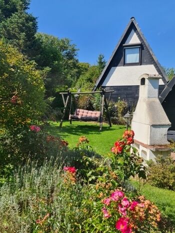 Rosen mit Außenkamin und Hollywoodschaukel