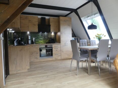 Gemütliche Wohnküche in modernem Holzdesign