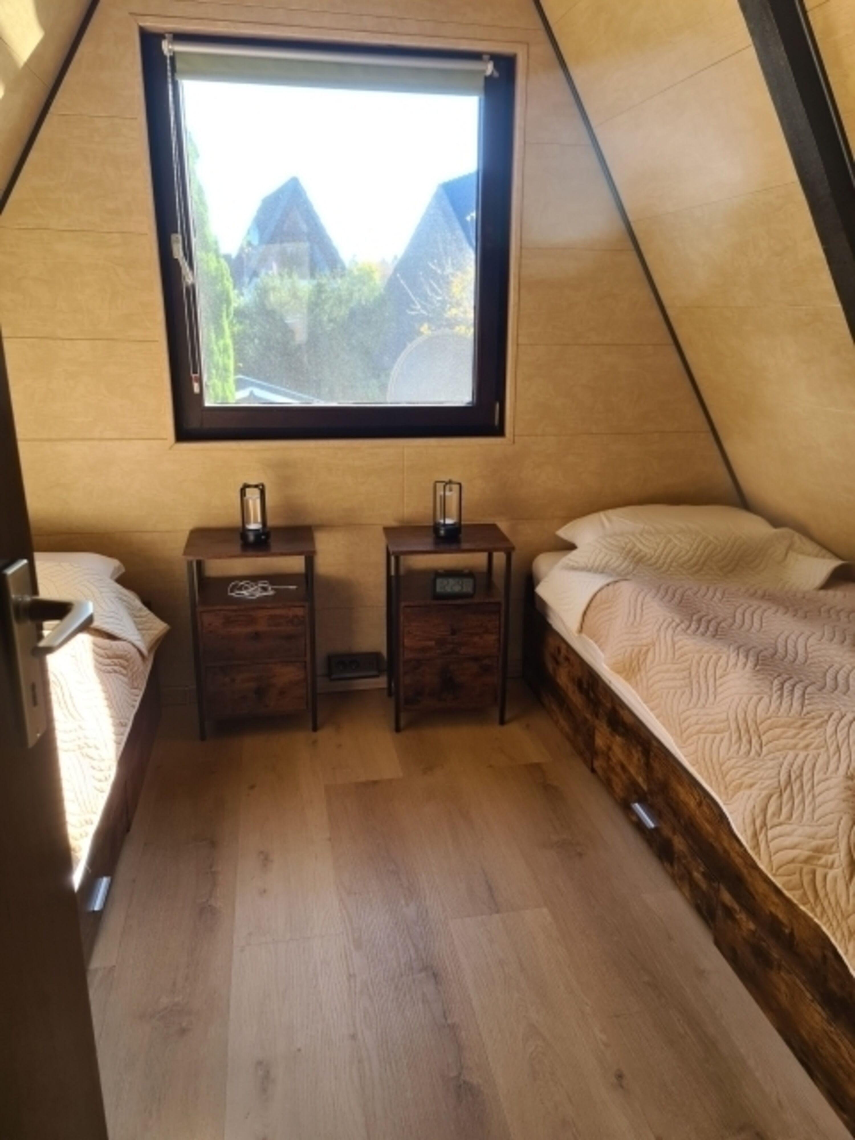 Schlafzimmer im urigen Vintage Stil mit Gartenblick