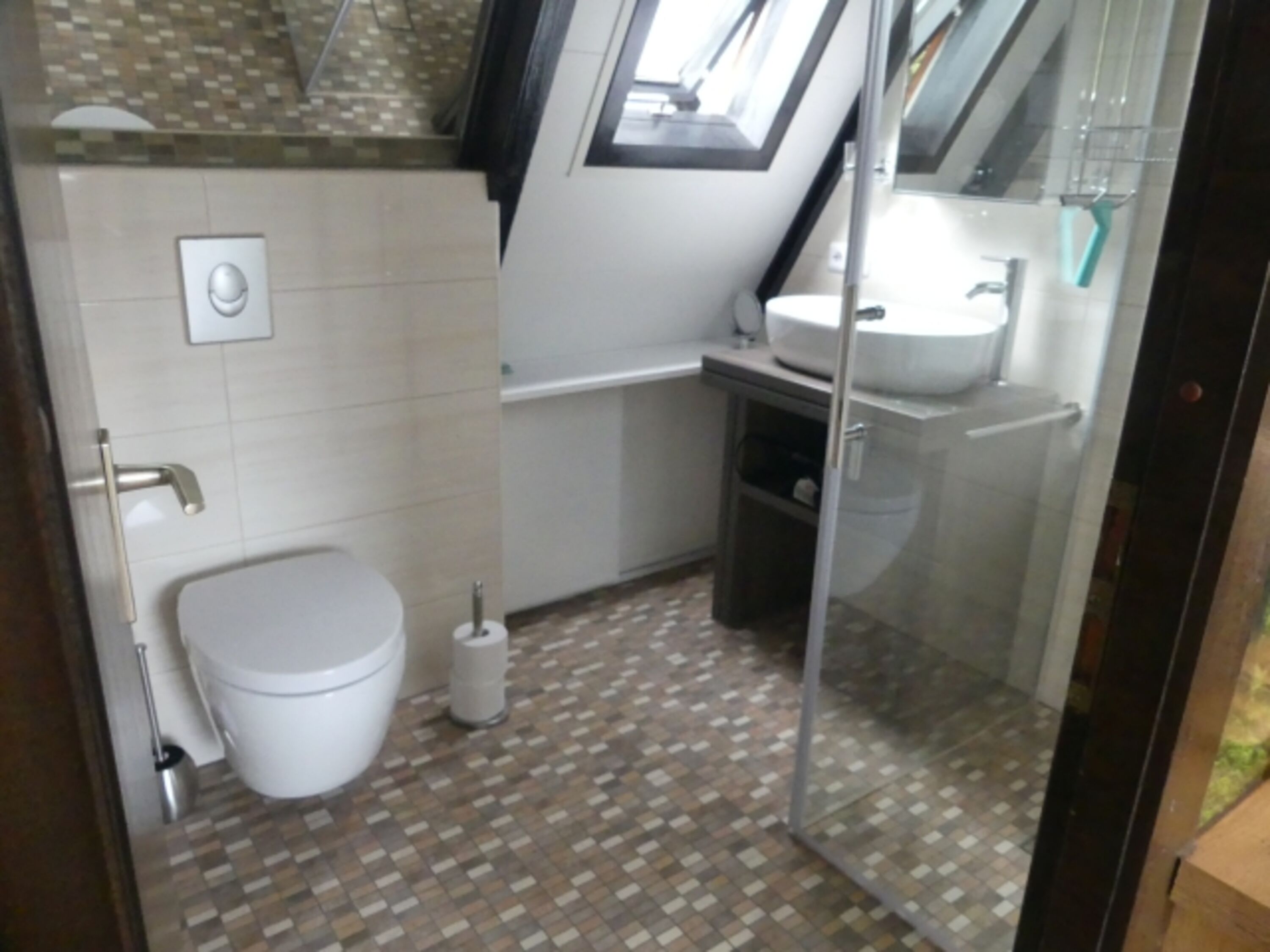 Moderne Walk Inn Regendusche mit hochwertigen Fliesen