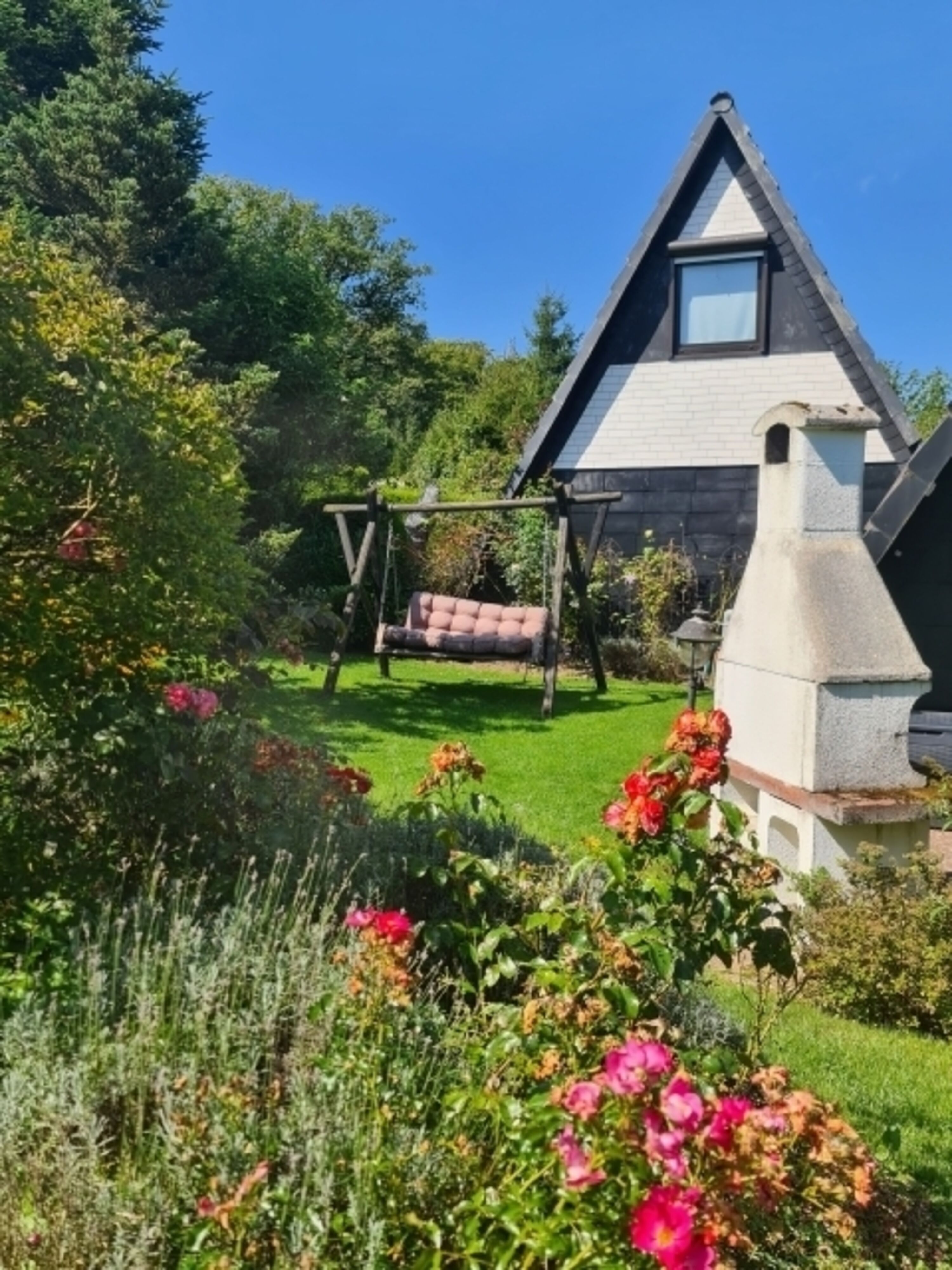 Rosen mit Außenkamin und Hollywoodschaukel