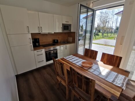 Küche mit Zugang zur Terrasse