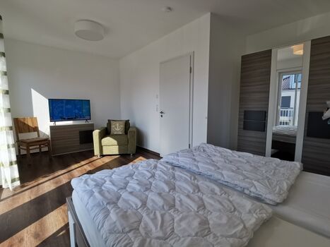 Schlafzimmer eins mit Doppelbett