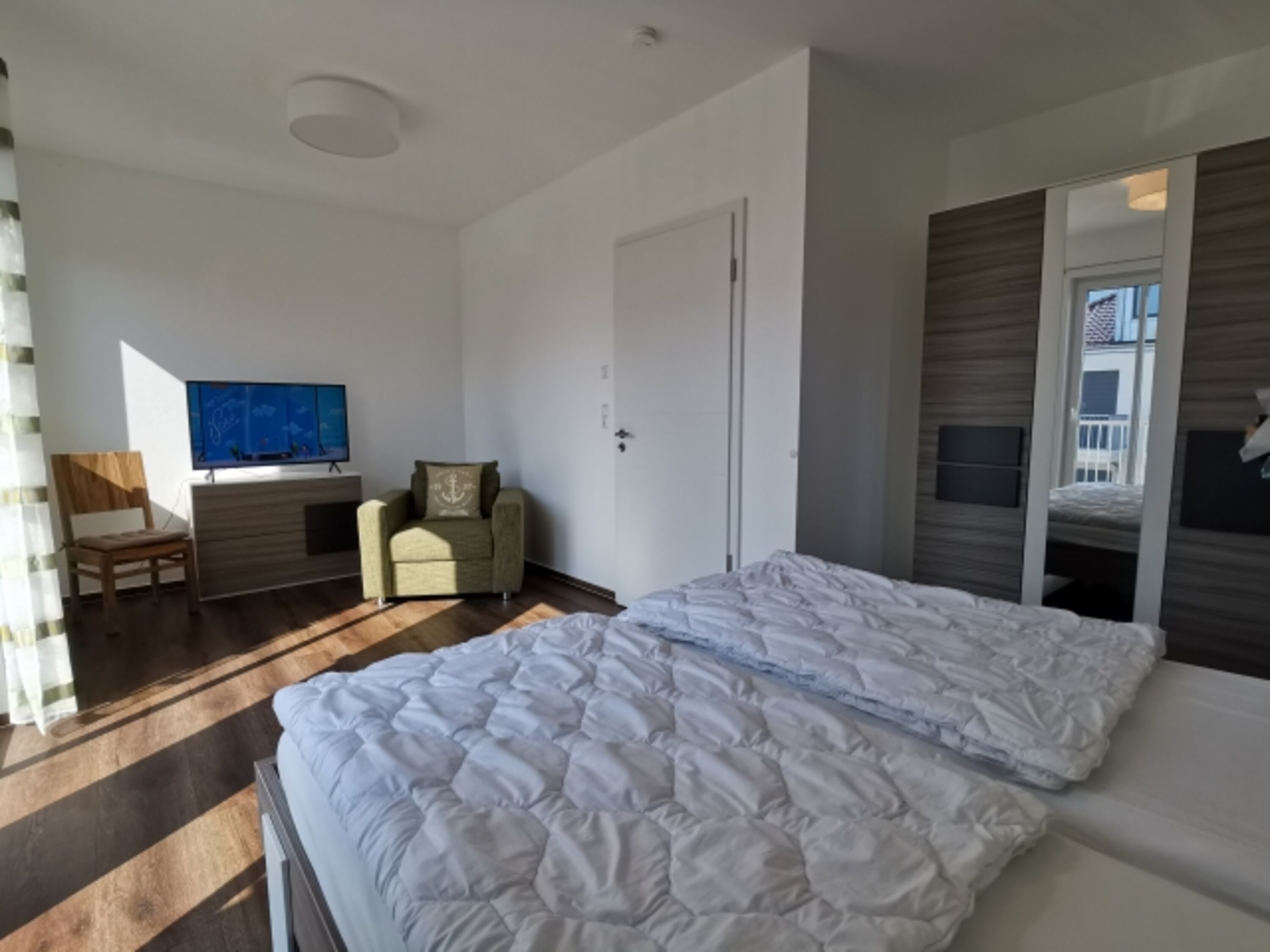 Schlafzimmer eins mit Doppelbett