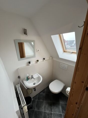 Kleines Badezimmer im Obergeschoss