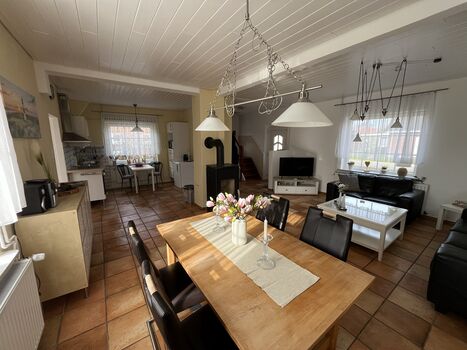 Blick in den Wohn- und Essbereich