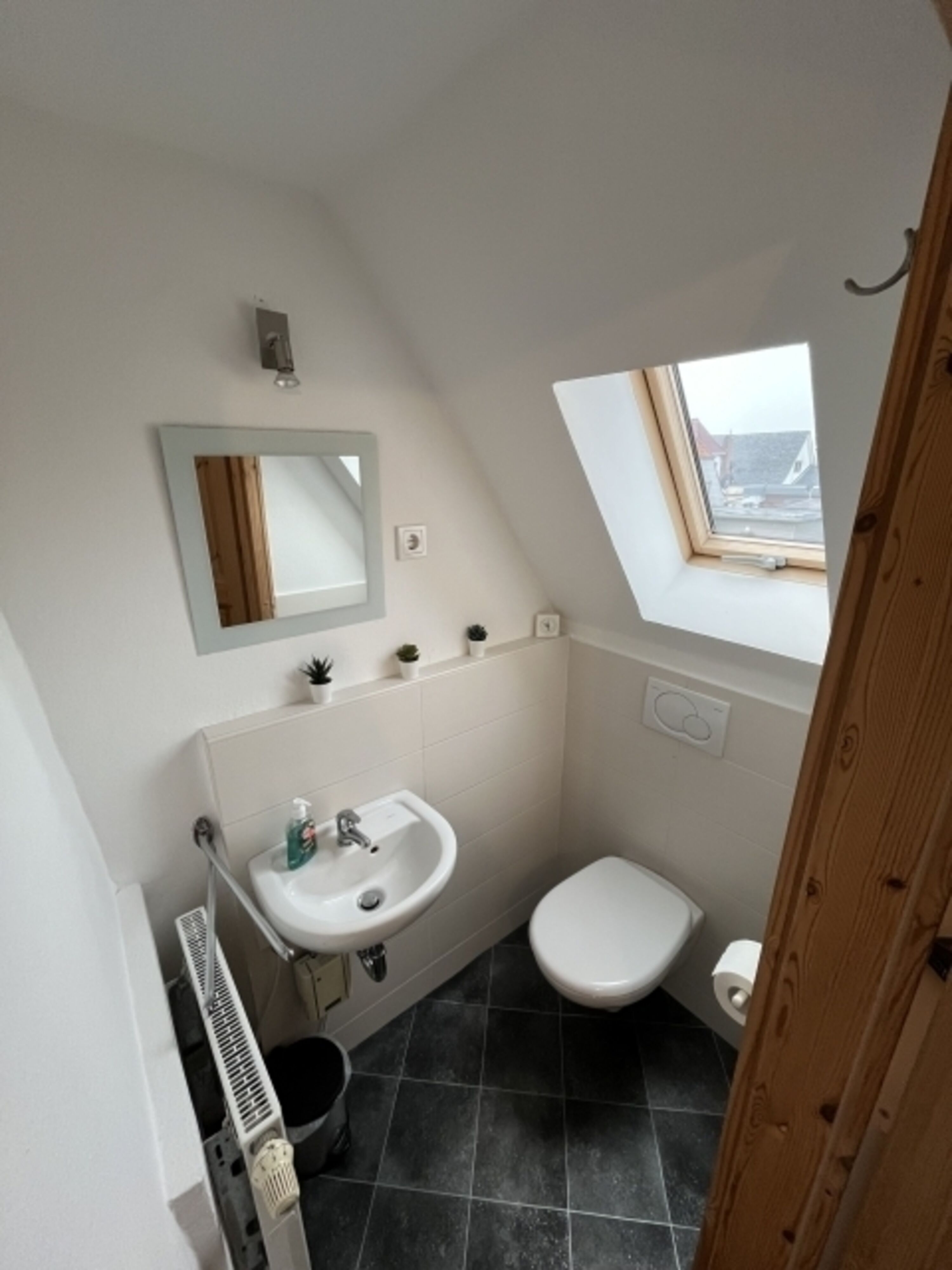 Kleines Badezimmer im Obergeschoss