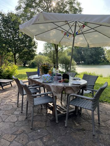 Großer Gartentisch zum Zusammensein