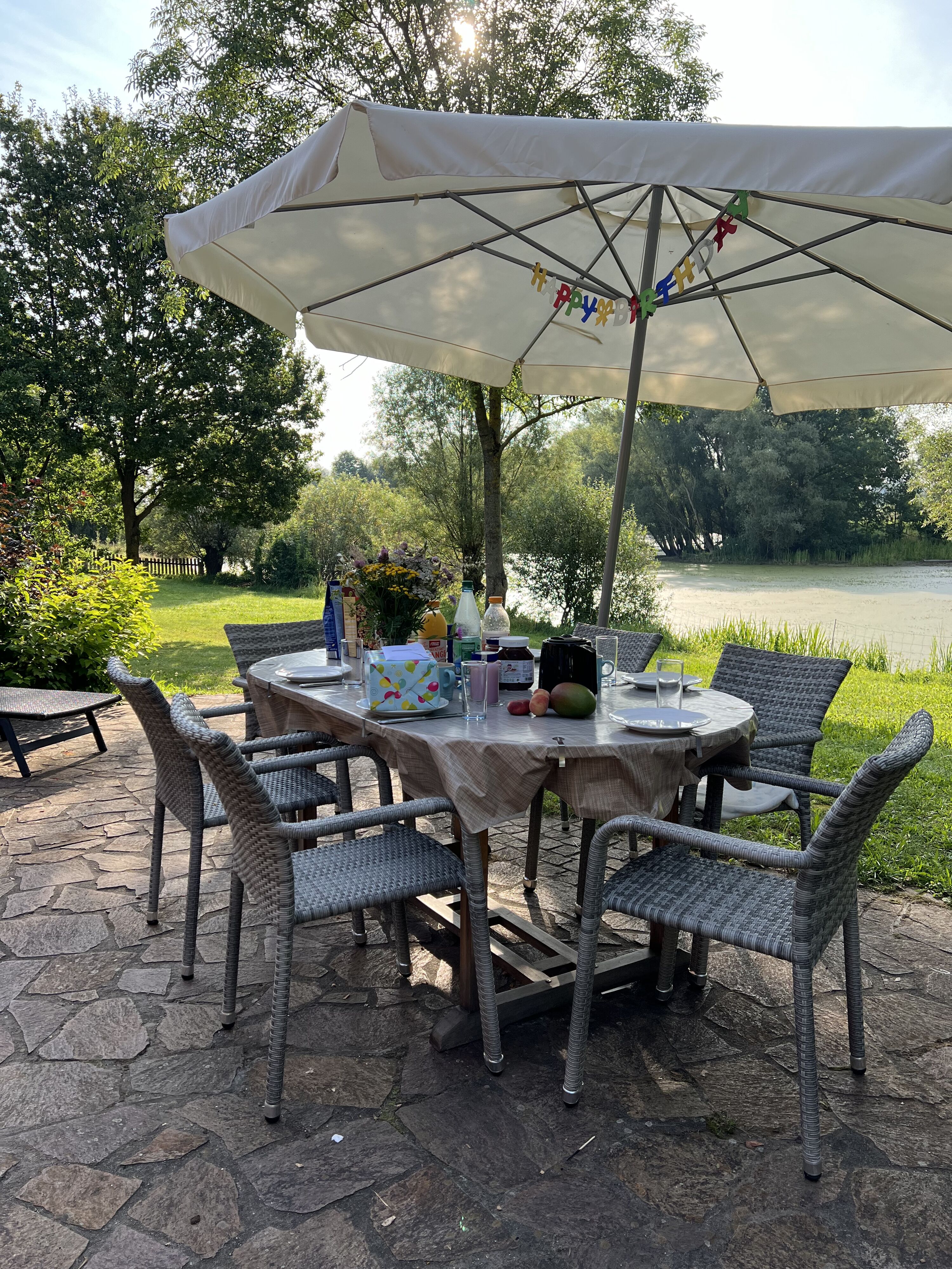 Großer Gartentisch zum Zusammensein