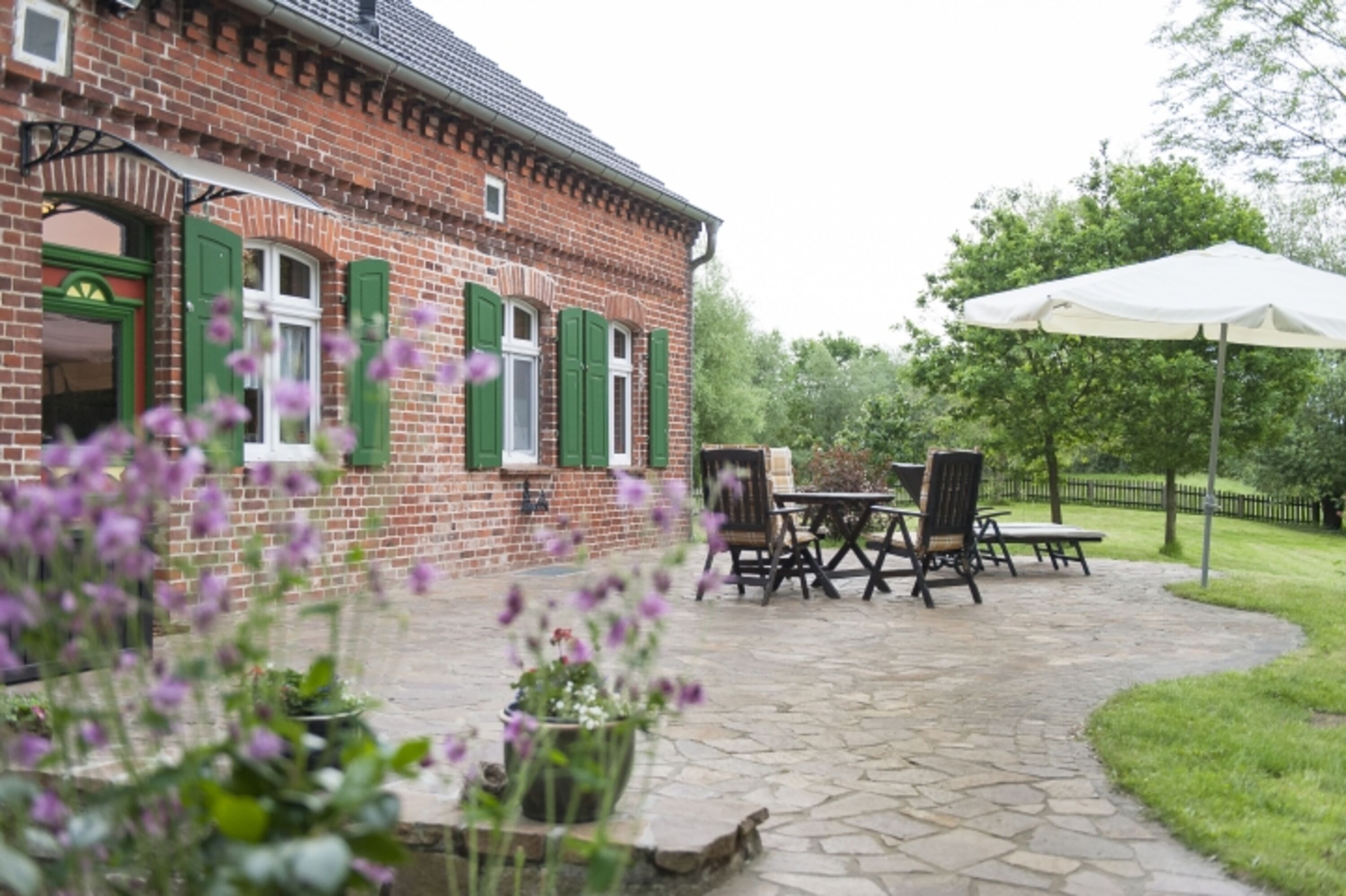 Große Terrasse mit Garten