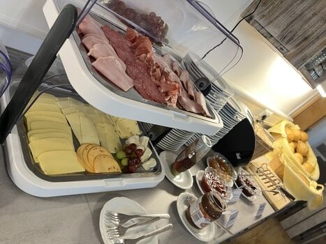 Frühstücksbüffet buchbar 12,- erw, kinder bis 3 jahre kostenfrei , ab 3-9 jahre 6,-