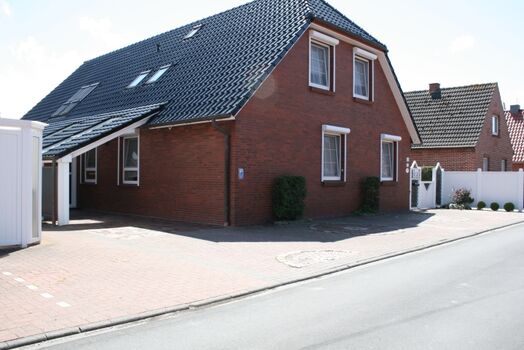 Hausansicht mit Parkplatz