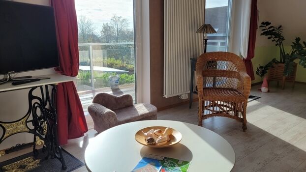 Wohnraum mit Balkon zum Garten