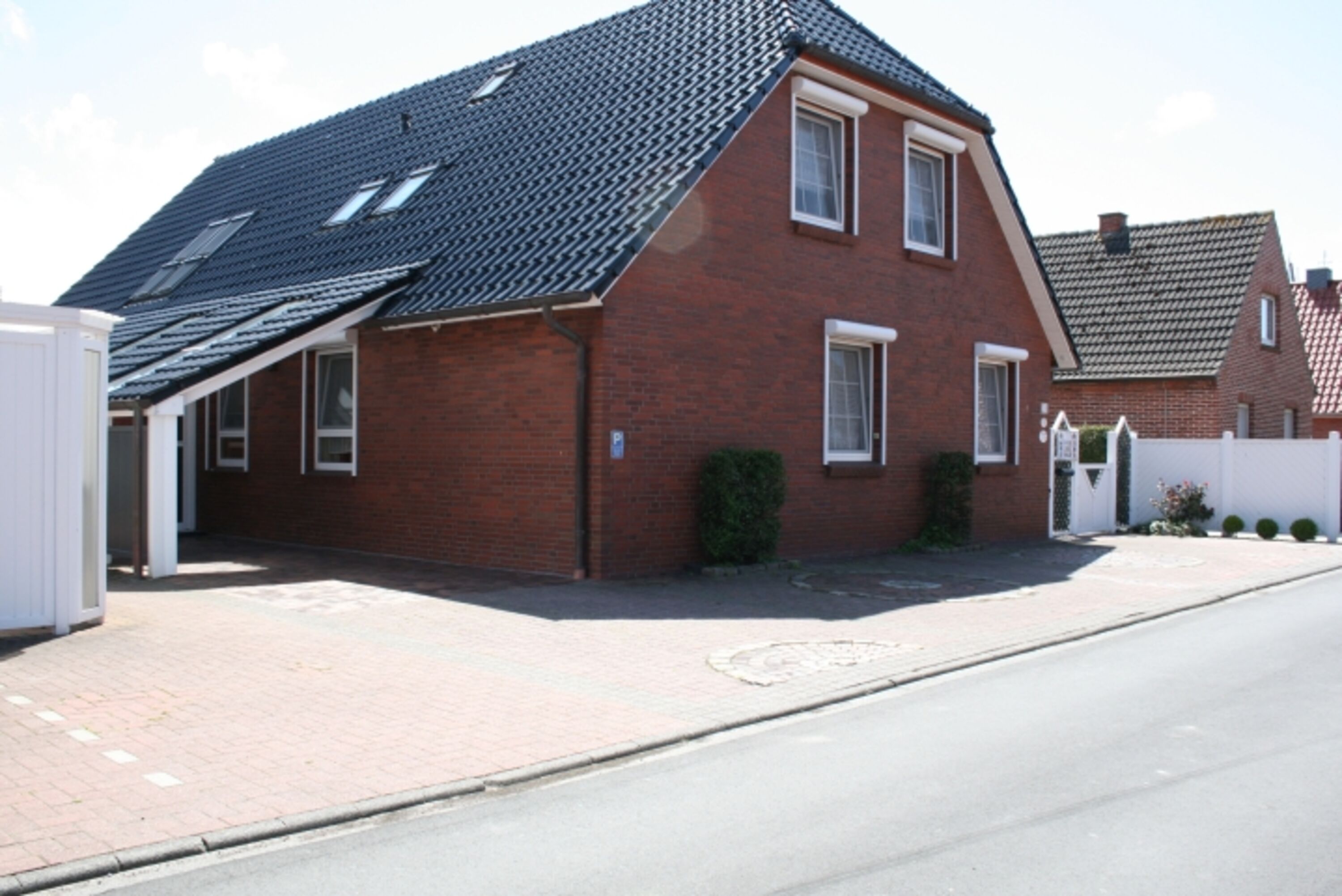 Hausansicht mit Parkplatz